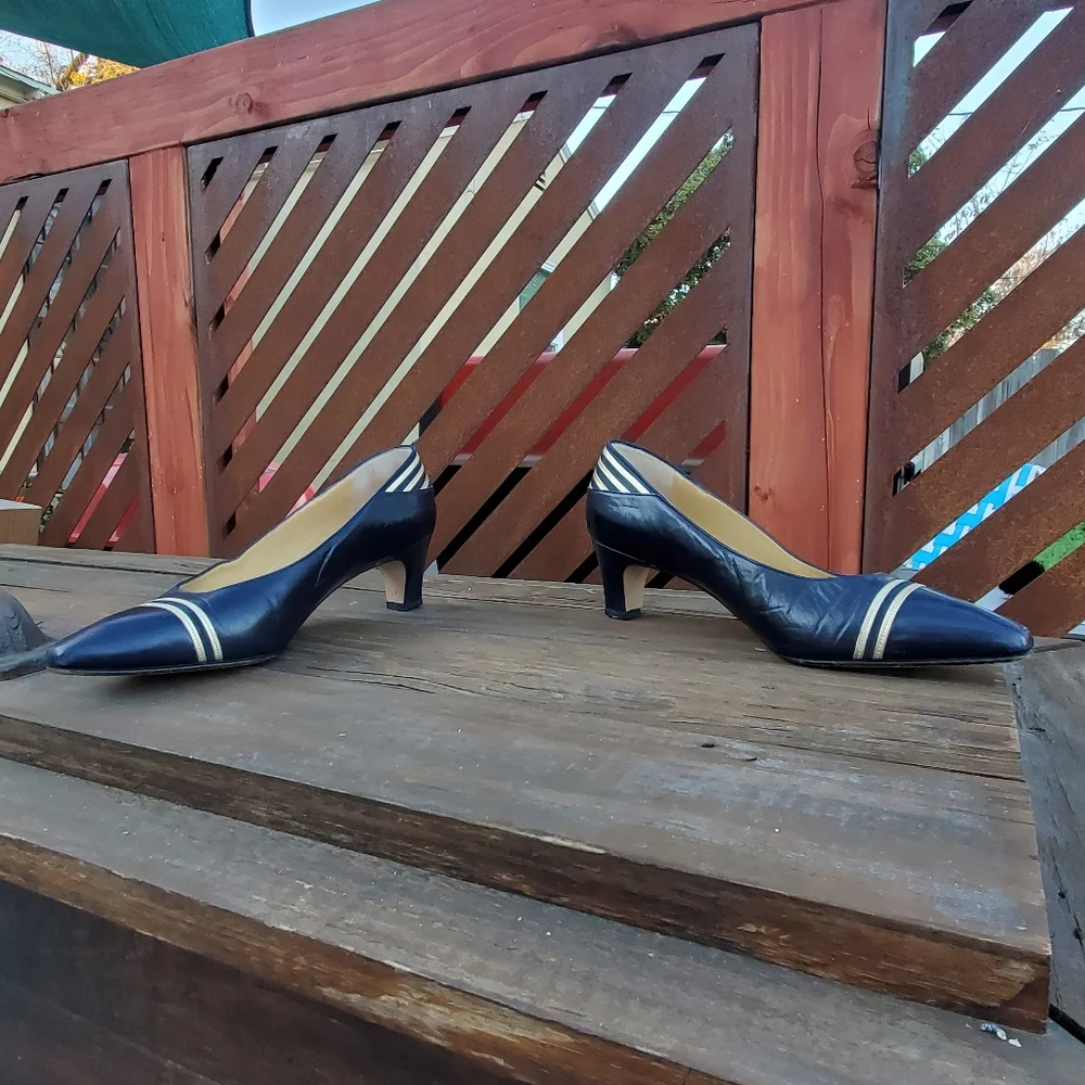 Vintage Bally 80s women's pump heels. Size 7  M. Italy. Nautical/Navy/Go…